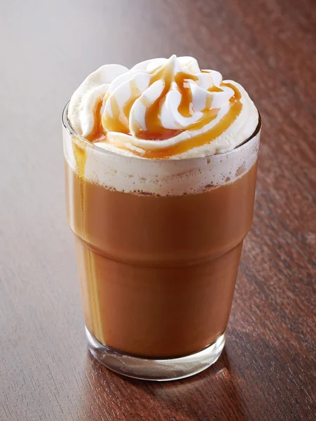 Glas Karamell-Latte-Kaffee — Stockfoto