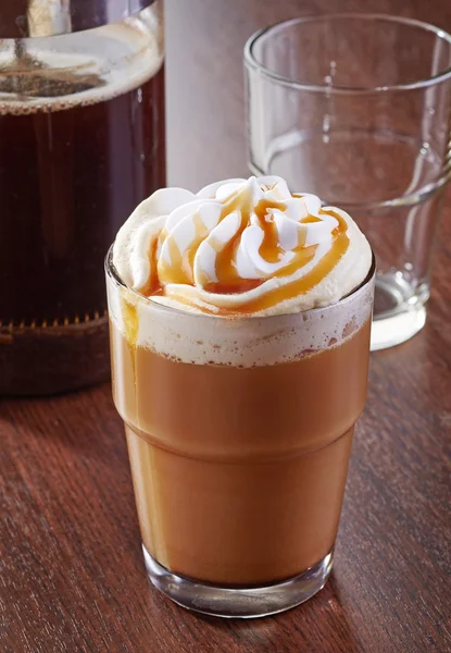 Glas van caramel latte koffie — Stockfoto