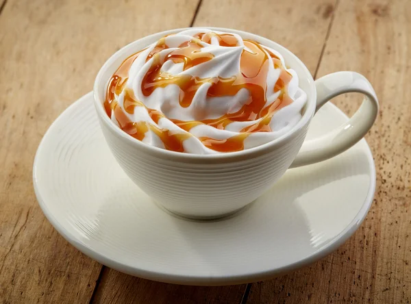 Cup of caramel cappuccino coffee — Stock Photo, Image