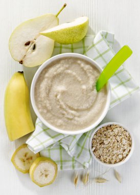 Bir kase bebek maması.