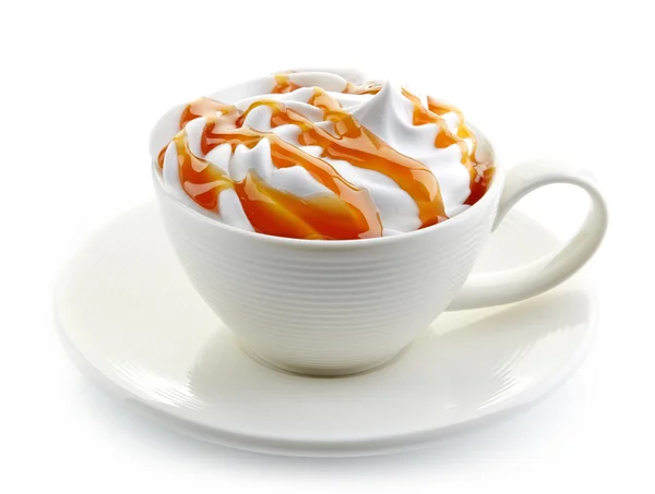Karamell-Latte-Kaffee mit Schlagsahne — Stockfoto