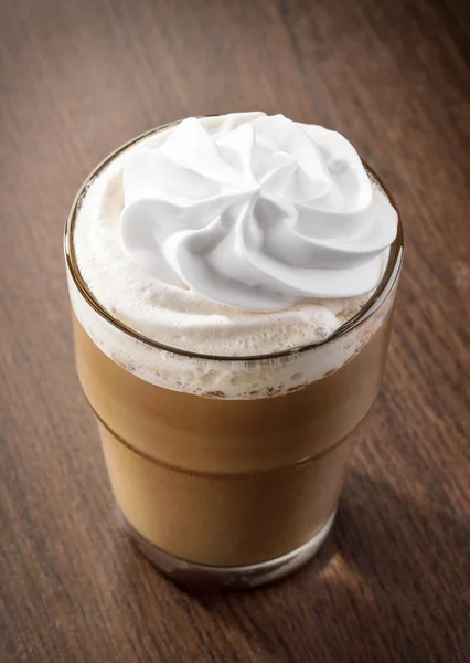 Glas latte koffie — Stockfoto