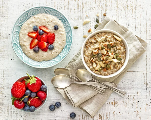 Två skålar med olika gröt för hälsosam frukost — Stockfoto