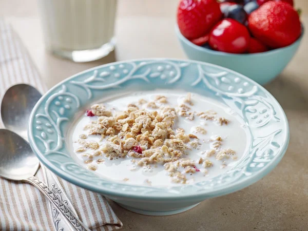 Granola café da manhã saudável em uma placa azul — Fotografia de Stock