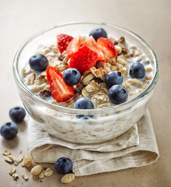 Café da manhã saudável, tigela de muesli com leite — Fotografia de Stock