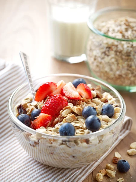 Desayuno saludable, tazón de muesli con leche —  Fotos de Stock