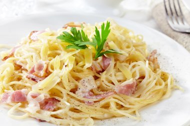 Makarna Carbonara beyaz plaka üzerinde