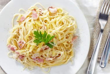 Makarna Carbonara beyaz plaka üzerinde