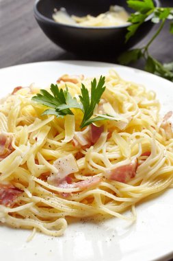 Makarna Carbonara beyaz plaka üzerinde