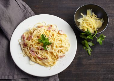 Makarna Carbonara beyaz plaka üzerinde