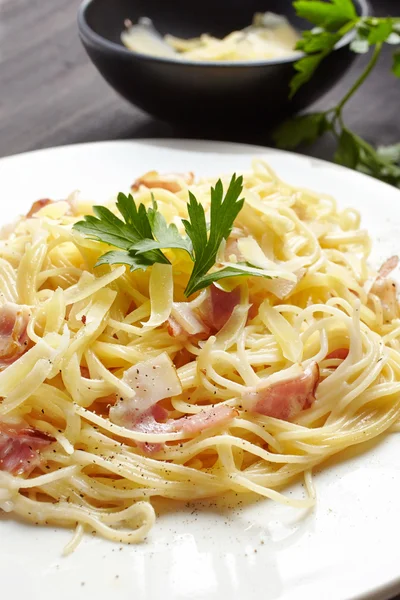 Pasta Carbonara på vit platta — Stockfoto