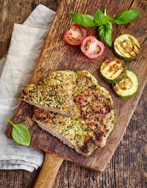 Viande grillée sur planche à découper — Photo