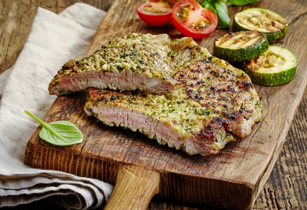 Carne grelhada na placa de corte — Fotografia de Stock