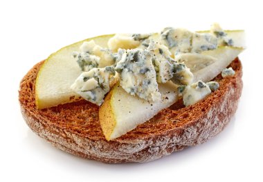 armut ve mavi peynir ile kızarmış ekmek dilimi
