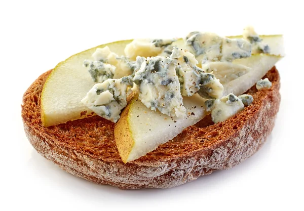 Tosty z chleba kawałek z gruszką i serem pleśniowym — Zdjęcie stockowe