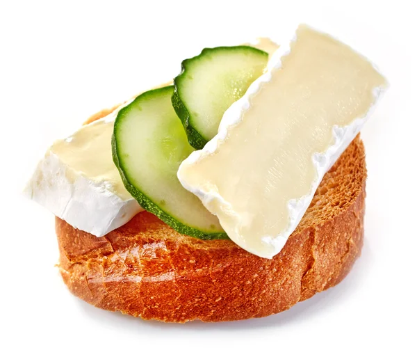 Toasted bread slice with cucumber and cheese — Stock Photo, Image