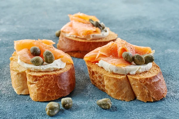 Pan tostado con salmón ahumado —  Fotos de Stock