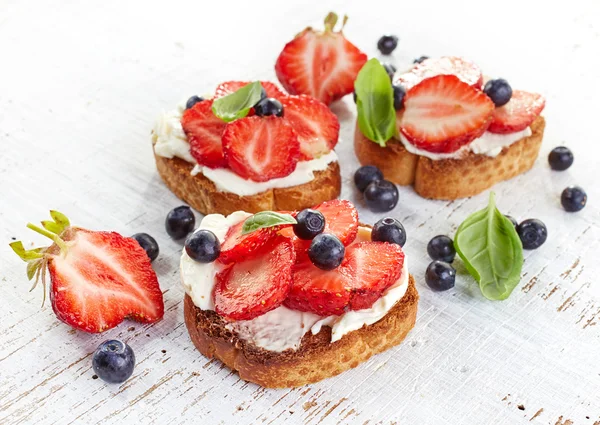 Rostat bröd med färskost och jordgubbar — Stockfoto