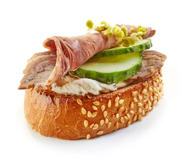 Toasted bread with roast beef and cucumber — Stock Photo, Image