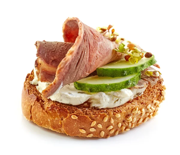 Toasted bread with roast beef and cucumber — Stock Photo, Image