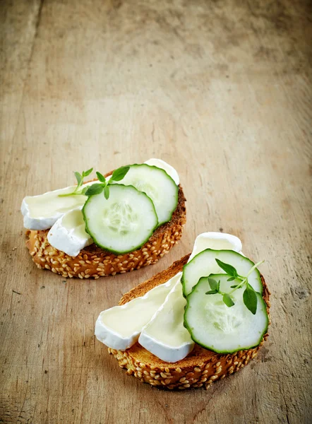 Toasted bread with brie and cucumber — Stock Photo, Image
