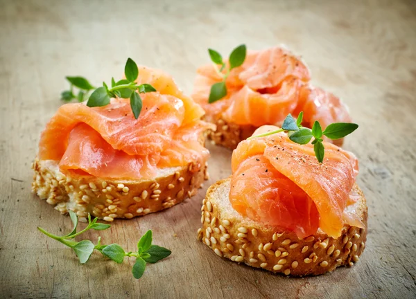 Pan con filete de salmón fresco —  Fotos de Stock
