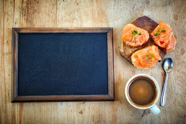 Boş yazı tahtası ve kahve — Stok fotoğraf