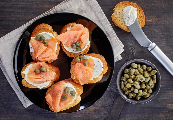 Ristet brød med laksefilet – stockfoto