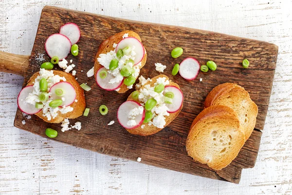 Pão torrado com rabanete e queijo cottage — Fotografia de Stock