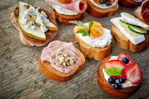 Różne bruschetta — Zdjęcie stockowe