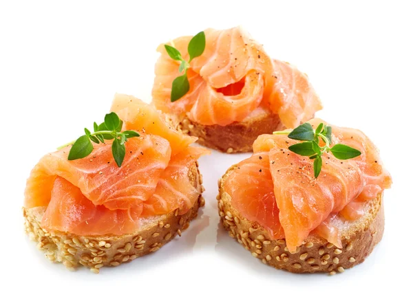 Fette di baguette con salmone fresco — Foto Stock