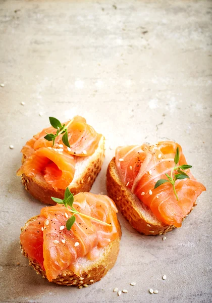 Brot mit frischem Lachsfilet — Stockfoto