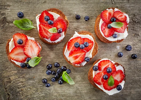 Pan tostado con bayas y queso crema —  Fotos de Stock