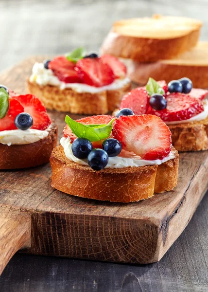 딸기와 크림 치즈와 함께 구운된 빵 — 스톡 사진