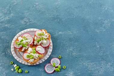 turp ve süzme peynir ile kızarmış ekmek