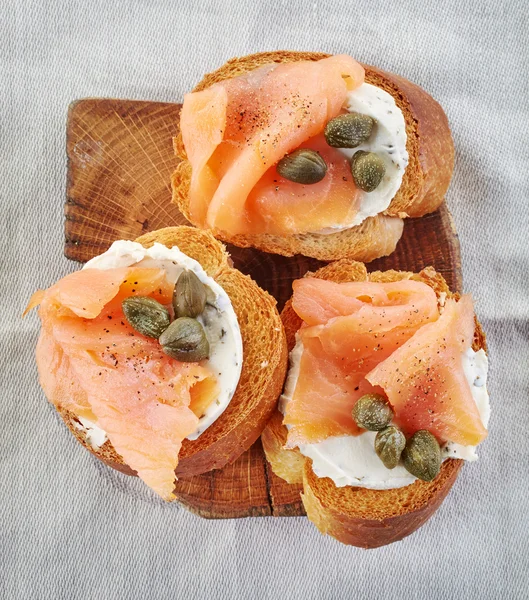 Toasted bread with smoked salmon — Stock Photo, Image