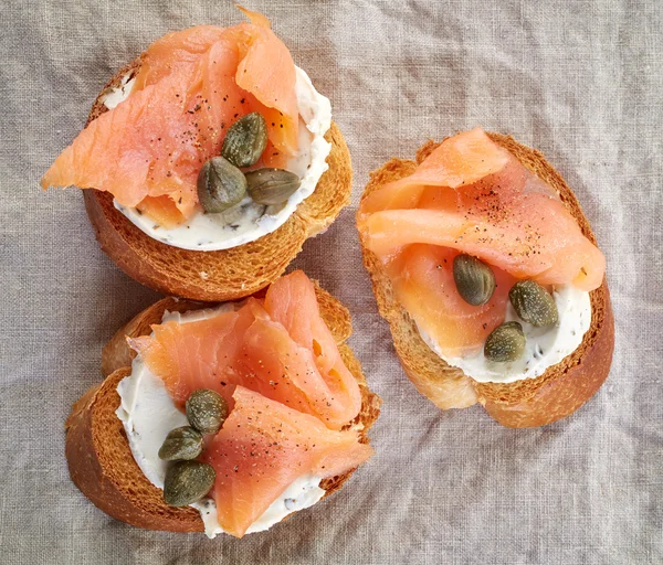 Geroosterd brood met gerookte zalm — Stockfoto