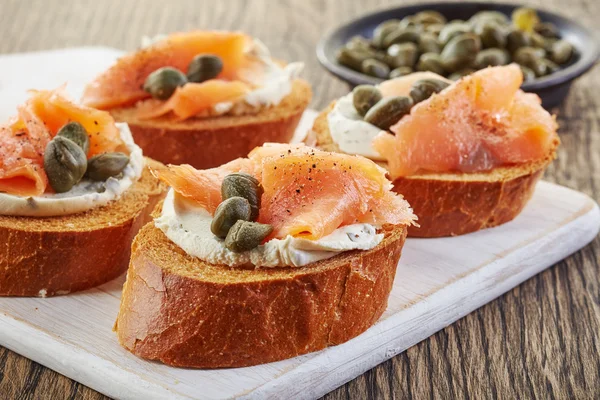 Pan tostado con salmón ahumado —  Fotos de Stock