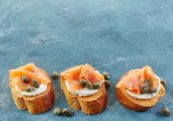 Pan tostado con filete de salmón y queso crema —  Fotos de Stock