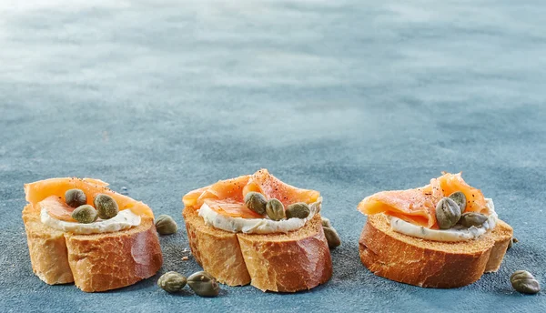 Toastový chléb s filet z lososa a smetanovým sýrem — Stock fotografie