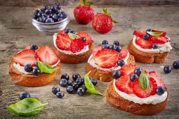 Pan tostado con queso crema y bayas — Foto de Stock