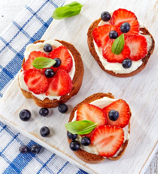 Rostat bröd med färskost och bär — Stockfoto