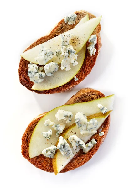 Toasted bread with pear and blue cheese — Stock Photo, Image