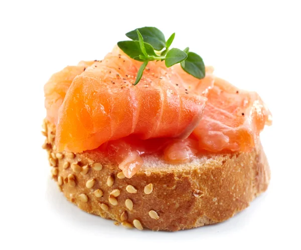 Bread with salmon fillet — Stockfoto