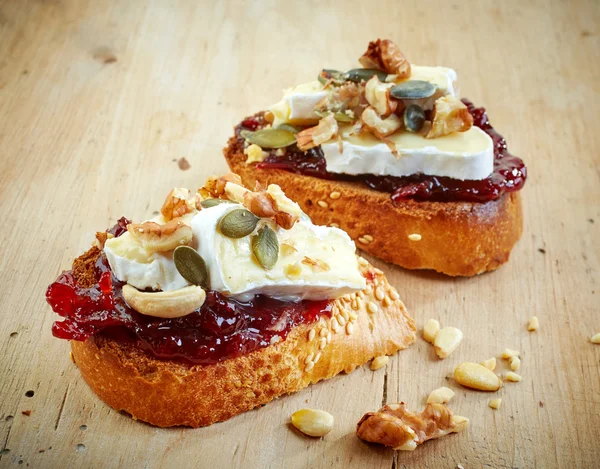 Bread with jam and brie cheese — Stock Photo, Image