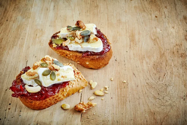 Fatias de pão torrado com compota e queijo brie — Fotografia de Stock