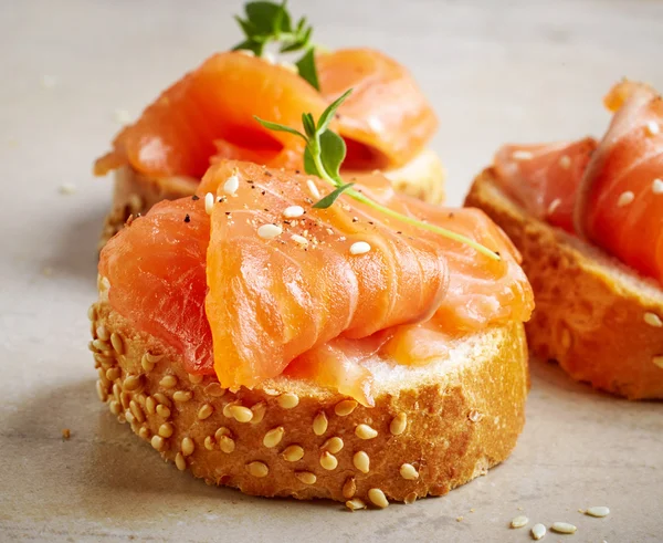 Bread with salmon fillet — Stockfoto