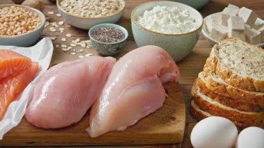 Mutfaktaki ahşap masa arkasında çeşitli taze protein diyet ürünlerinin bileşimi, sağlıklı beslenme, kırsal masada çeşitli sağlıklı ürünler. Sağlıklı yiyecekler temiz yemek seçimi