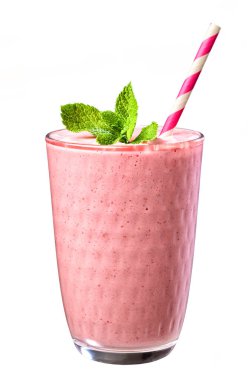 Beyaz arka planda saman ve nane yaprağı ile süslenmiş pembe milkshake bardağı