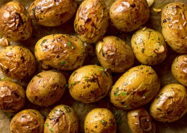 Yeni pişmiş altın patatesler.